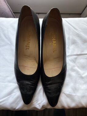 CHANEL Black Pointed-Toe Leather Pumps with CC Stitching